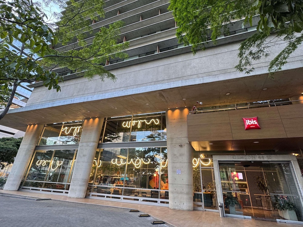 Ibis Medellin 4/67
