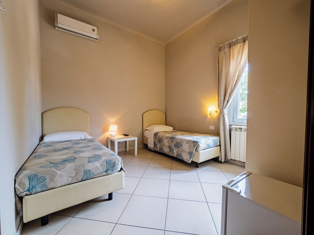 ROOM, QUADRUPLE