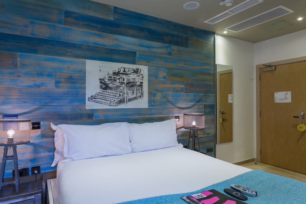ROOM, DOUBLE OR TWIN BED