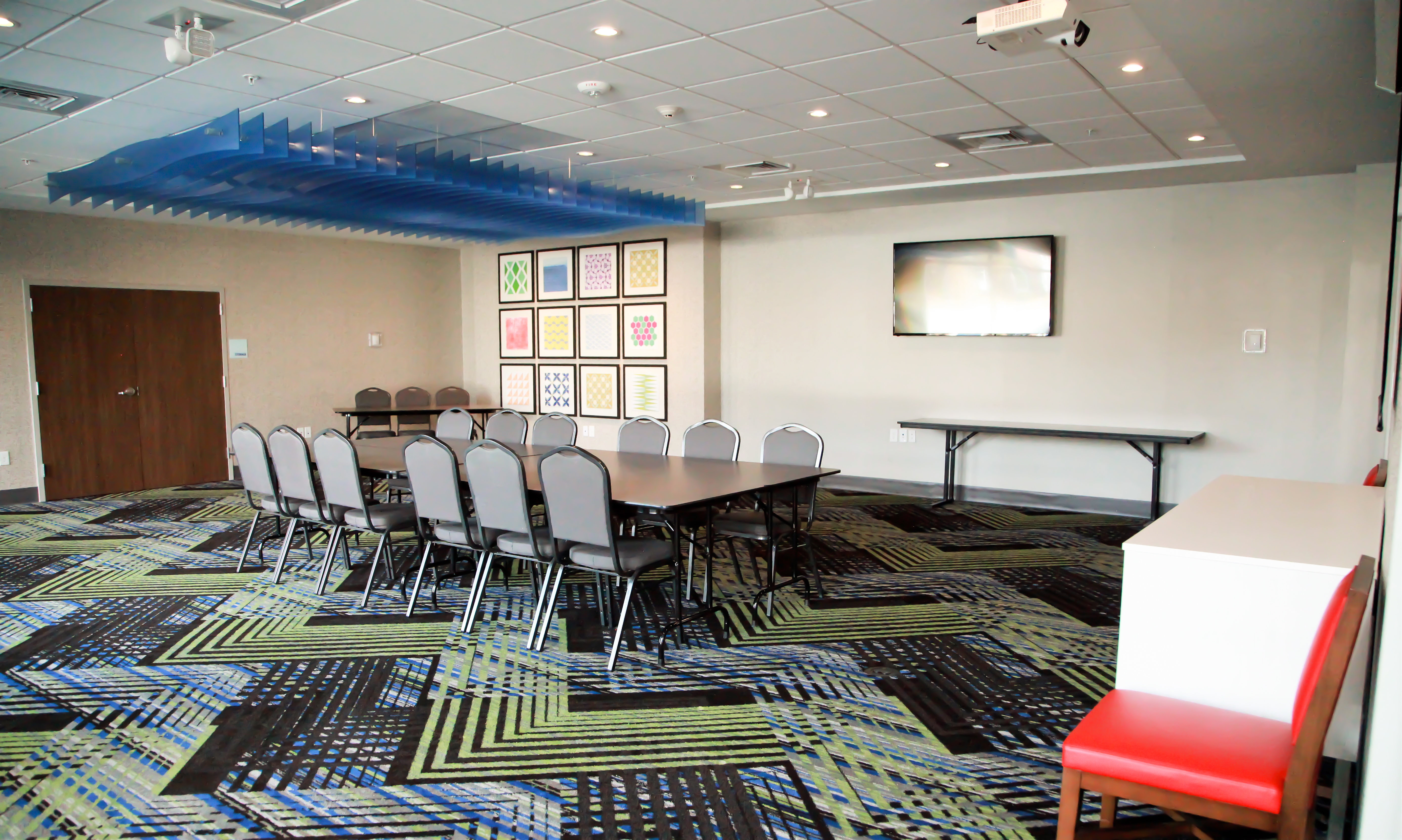 Holiday Inn Express Suites Nashville North Springfield 69/77
