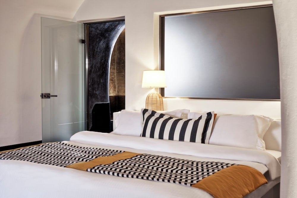 Suite, King Bed, Caldera View