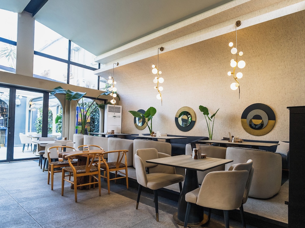 Avenue Hotel 34/46