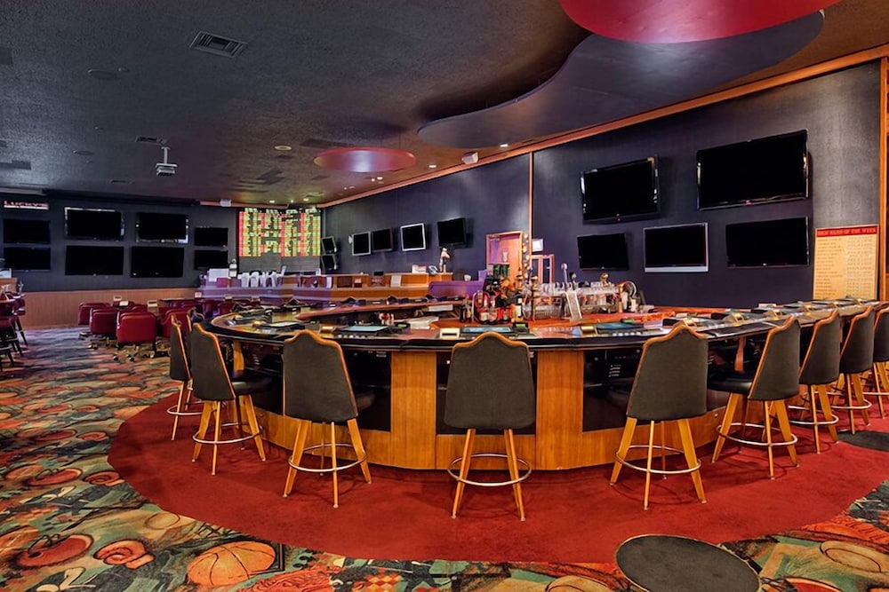 Maverick Hotel And Casino By Red Lion Hotels 55/66