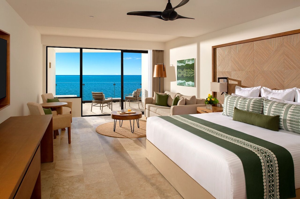 Club, Junior Suite, King Bed, Ocean Front