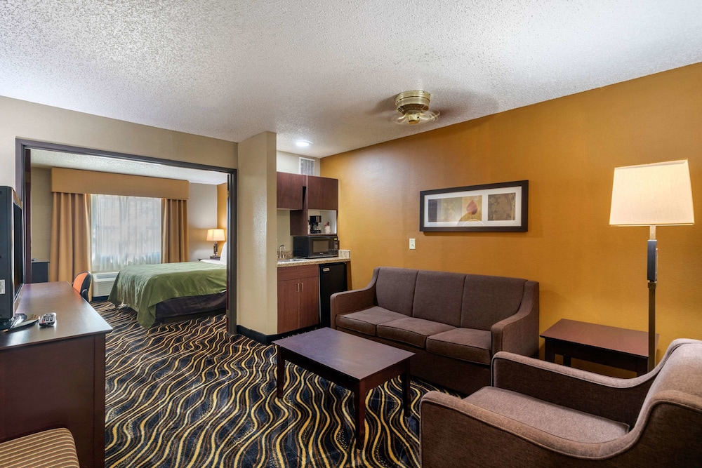 Quality Suites Addison-Dallas 32/42