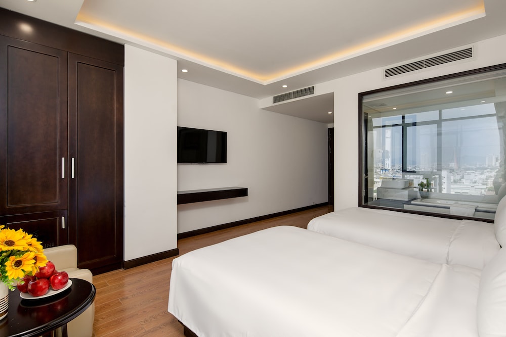 DELUXE, TWIN BEDS, CITY VIEW, BATHTUB