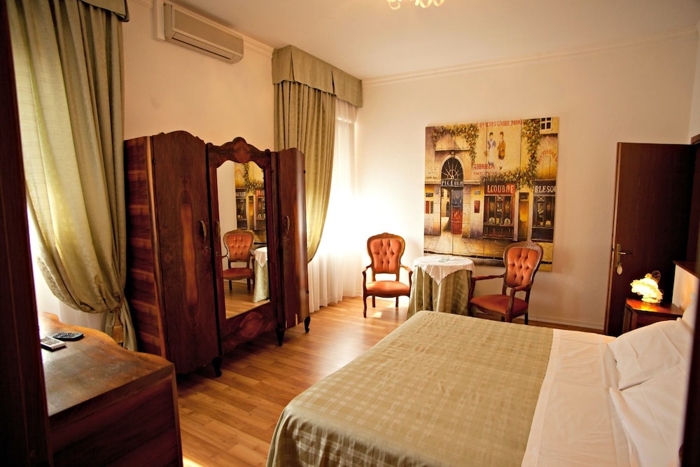 Hotel Mini Palace Small & Charming 10/30