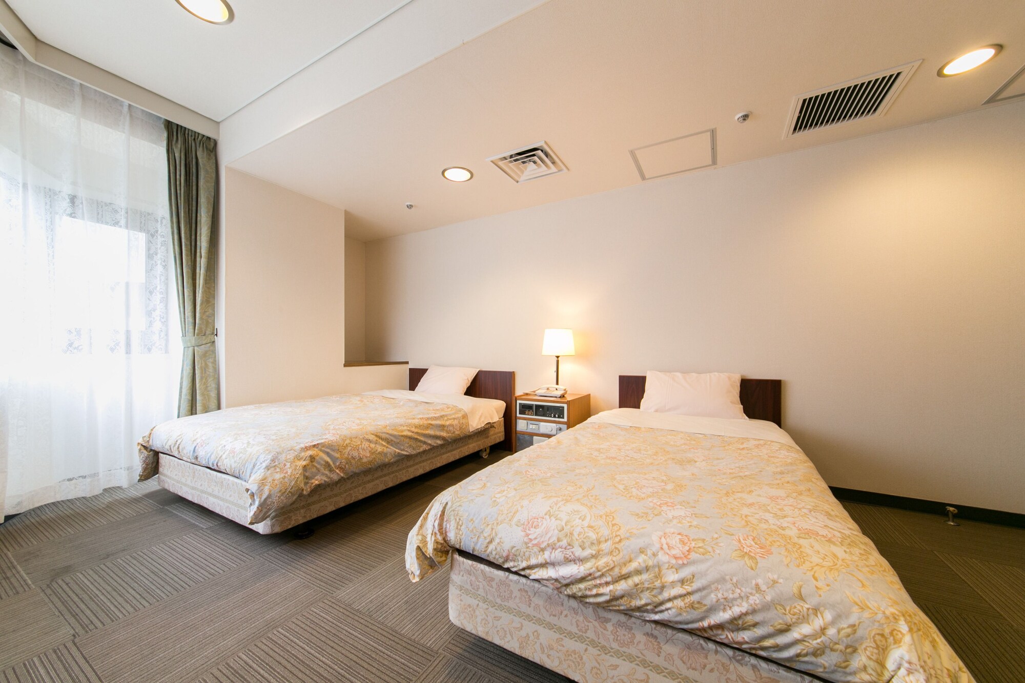 ROOM, TWIN BEDS, SMOKING