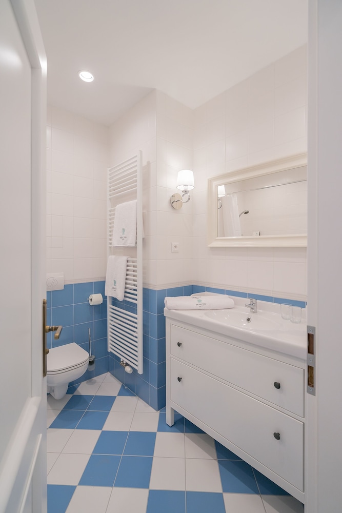 Revelton Suites 40/71