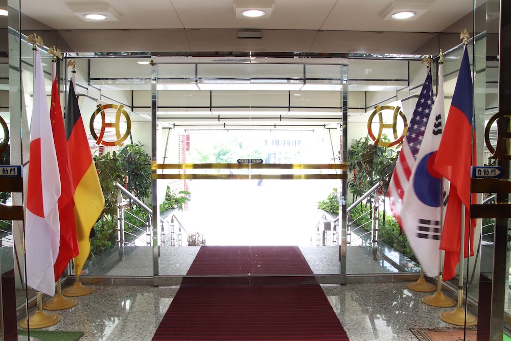 Oriental Hotel 5/50