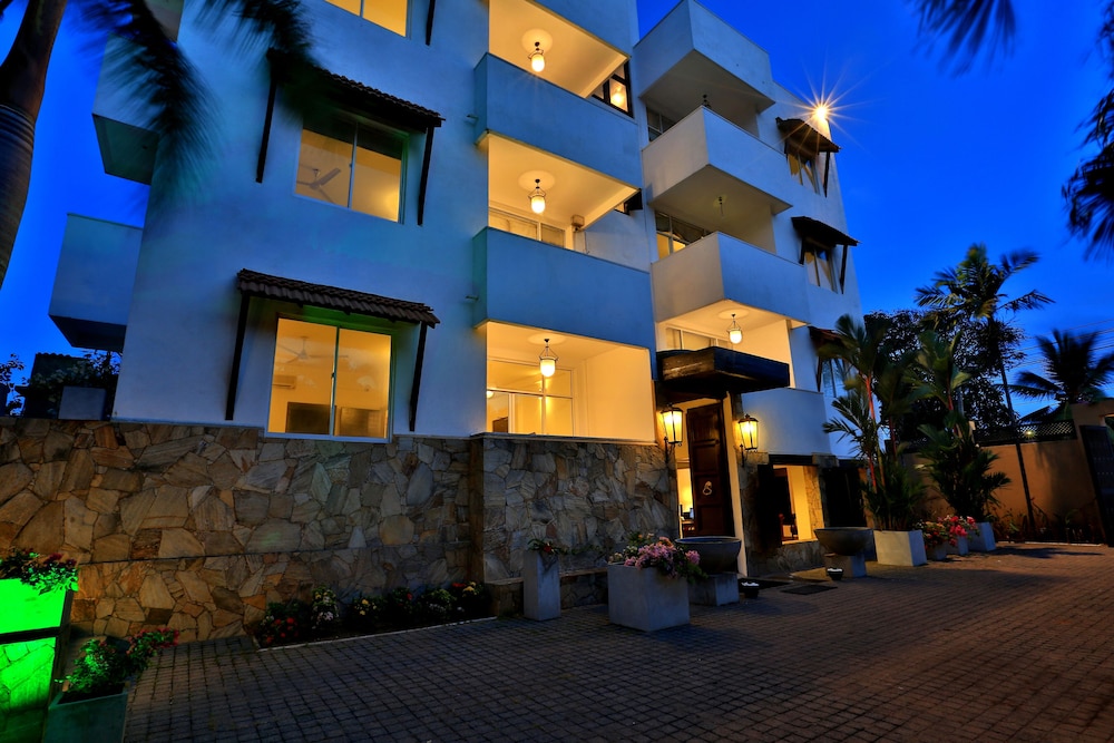 ST. LACHLAN HOTEL AND SUITES 60/64