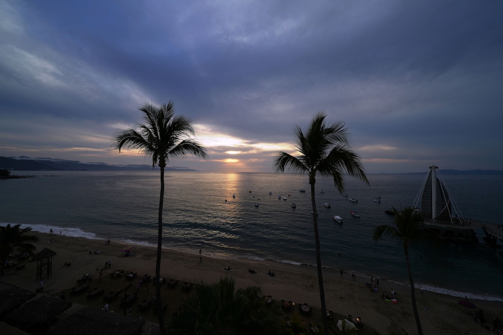 Emperador Vallarta Beachfront Hotel and Suites 61/74
