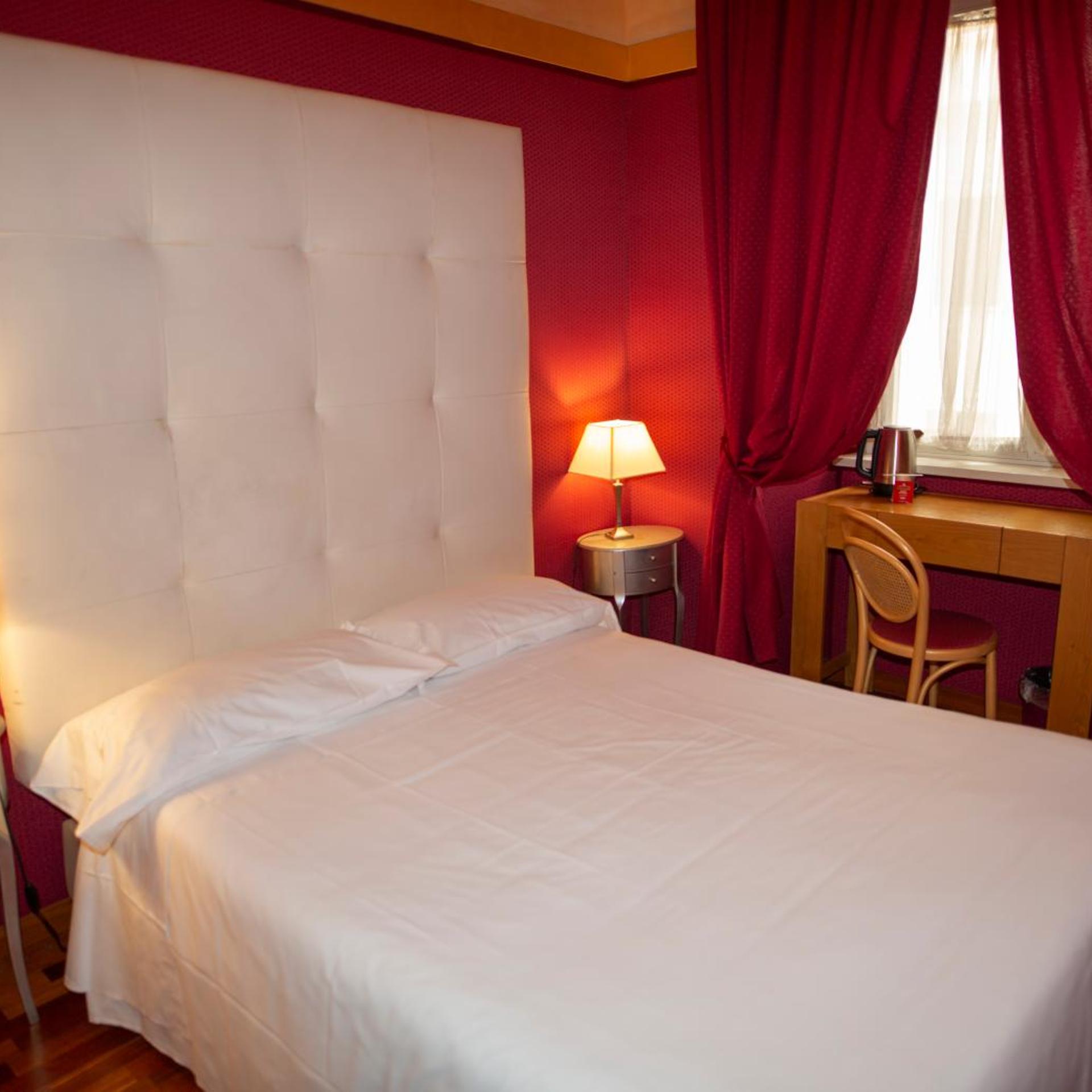 ROOM, DOUBLE OR TWIN BED