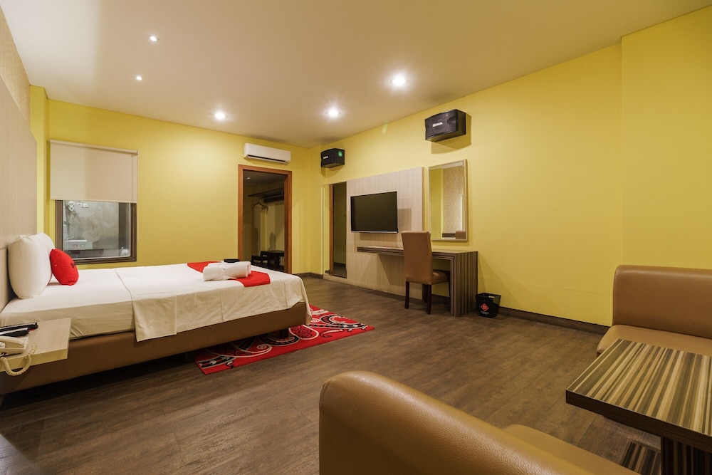 RedDoorz Plus near Dunia Fantasi Ancol 12/19