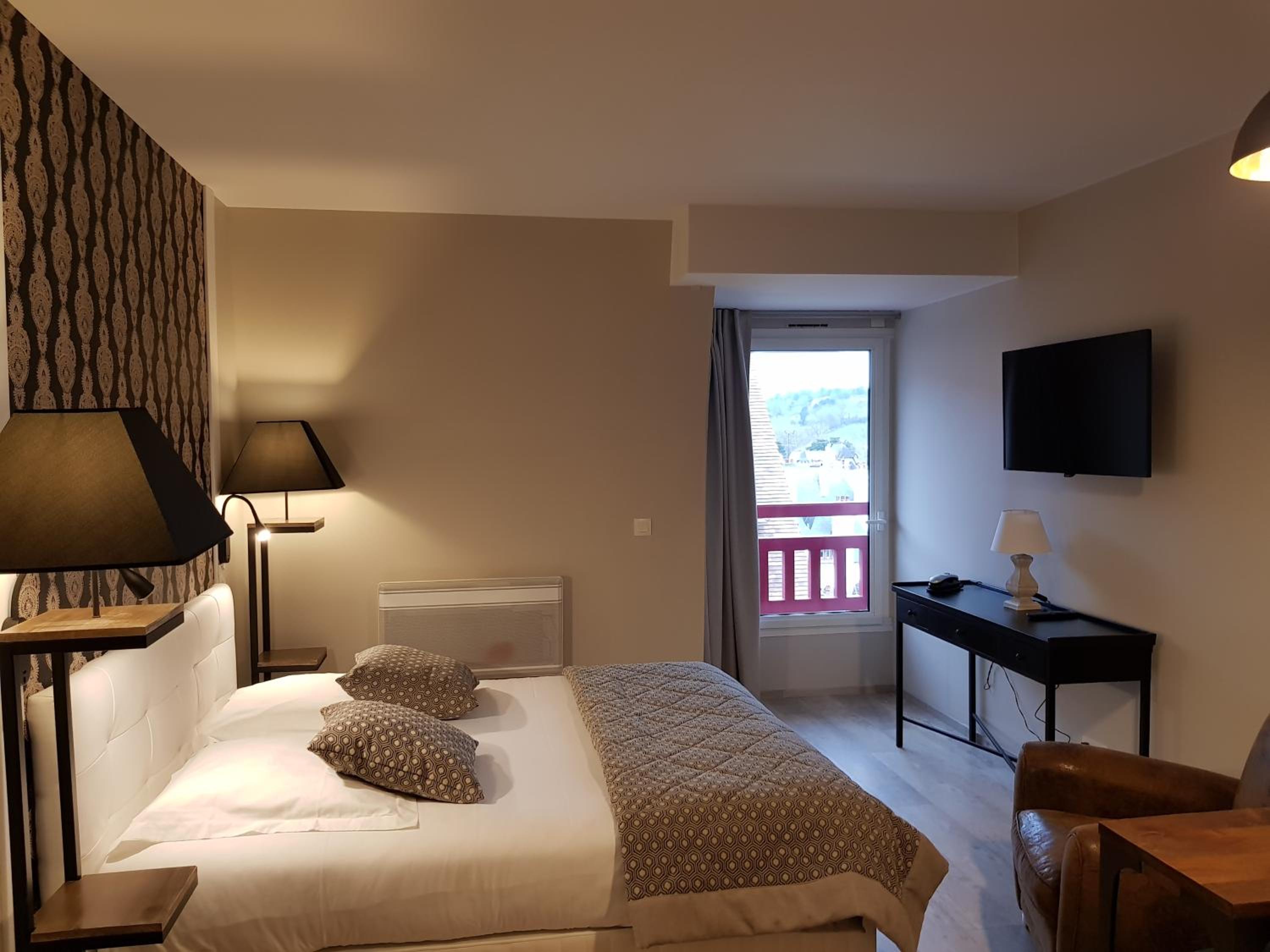 Loggia, Classic, Apartment, Double Bed, Side View