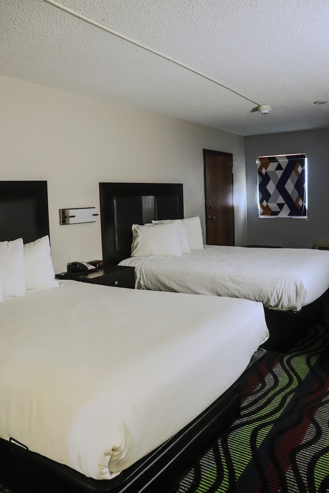Apple Tree Inn and Suites 23/62