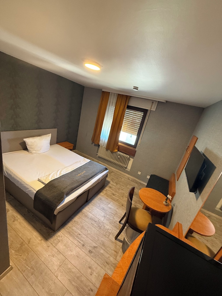 ROOM, SINGLE