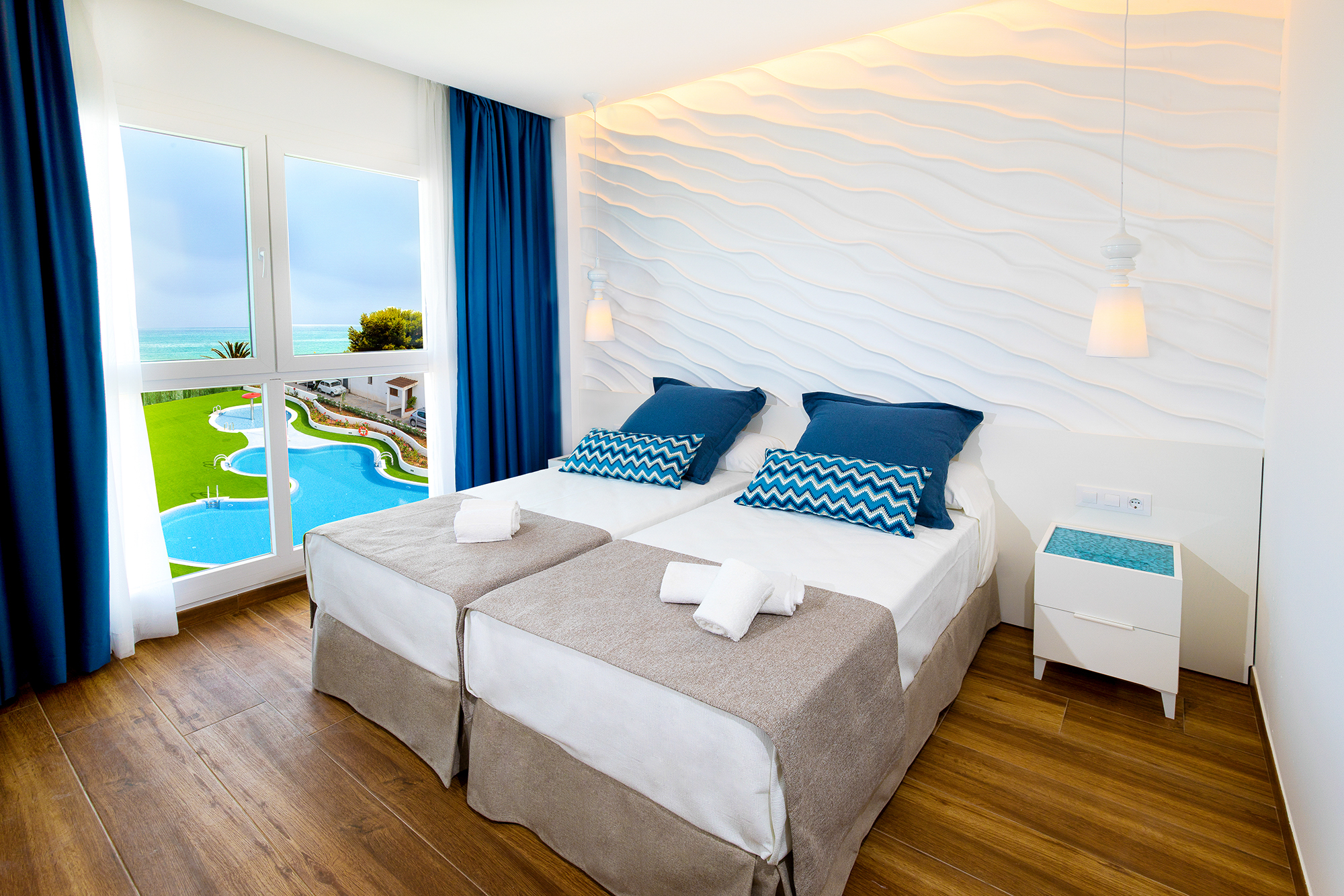 2 Bedrooms, Apartment, Sea Front