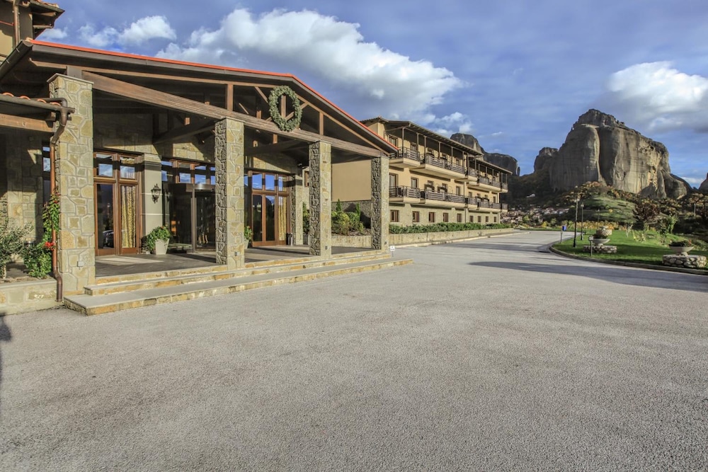 Grand Meteora Hotel 56/60
