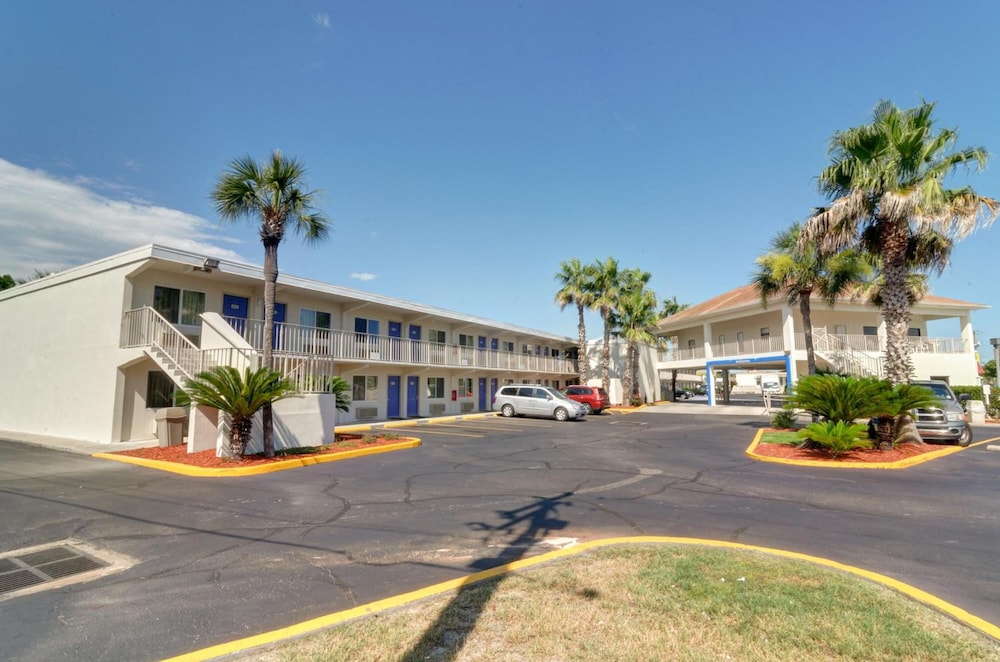 Motel6 Destin, FL 33/51
