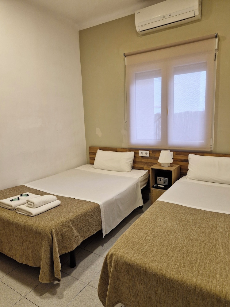 ROOM, TWIN BEDS, PRIVATE BATHROOM