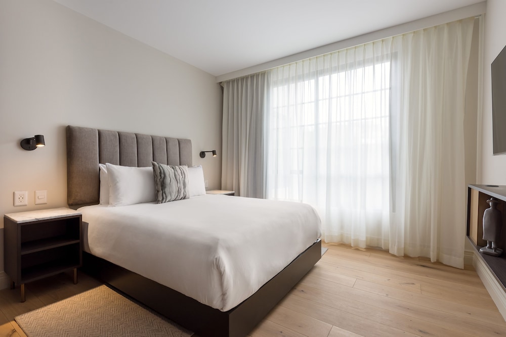 EXECUTIVE, SUITE