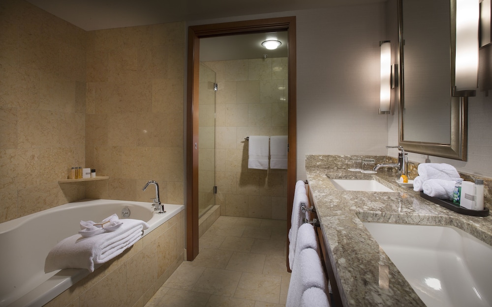 Paramount, 2 Queen Beds, Accessible 5/6