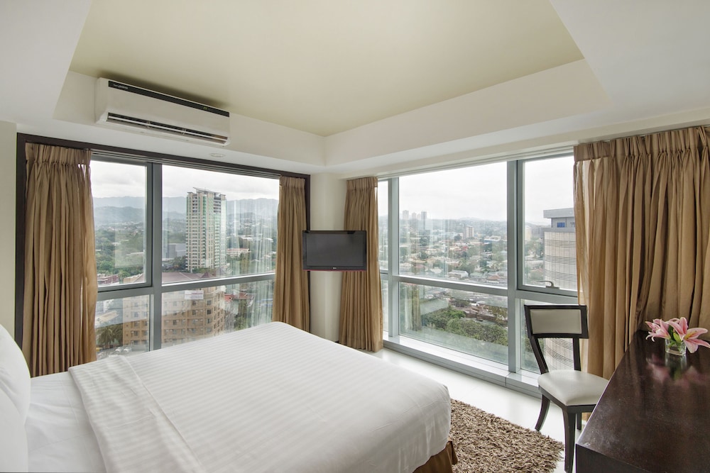 DELUXE, DOUBLE OR TWIN BED