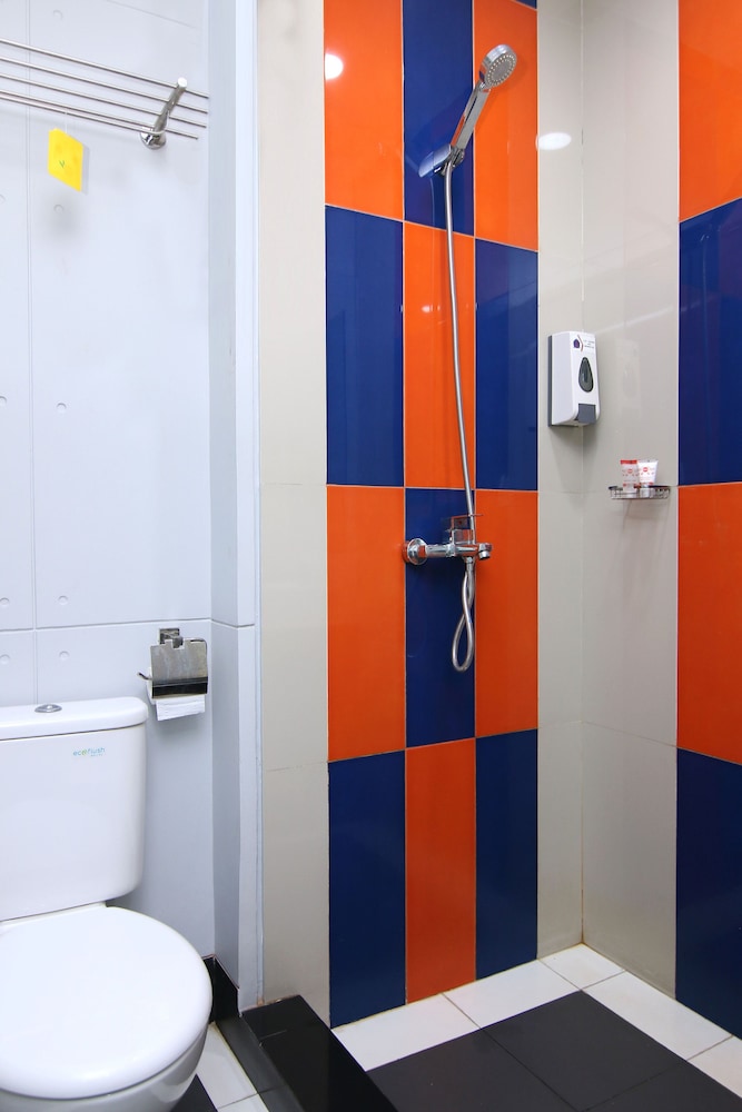 Oyo 592 Budget Hotel By The Harbour 25/28