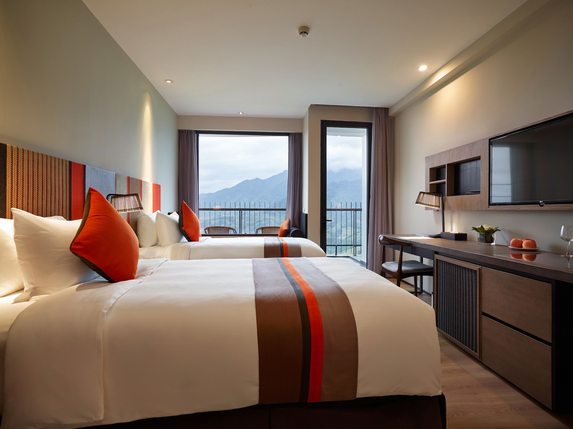 DELUXE, DOUBLE OR TWIN BED, VALLEY VIEW