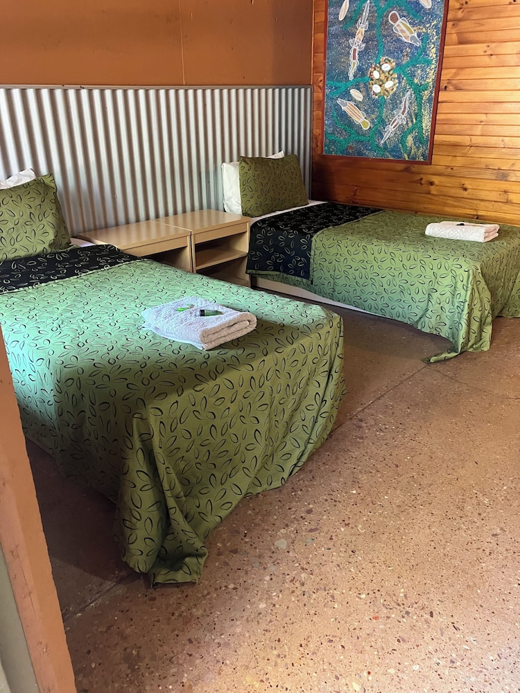 TERRITORY MANOR MOTEL AND CARAVAN PARK 10/26
