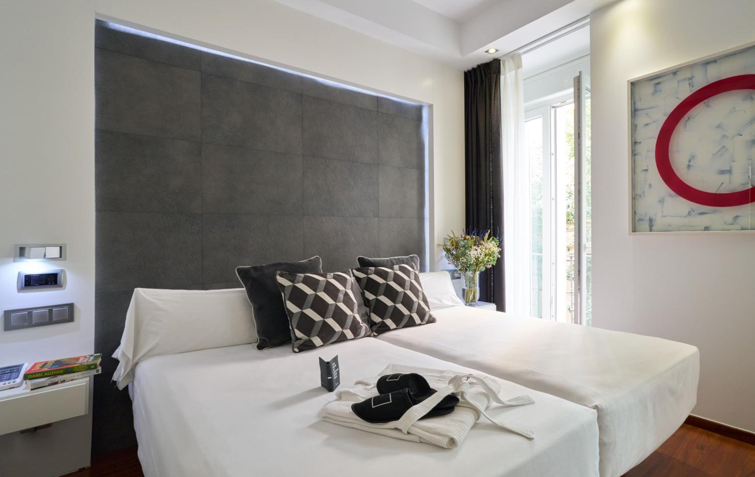 Exterior, Aduana, Double or Twin Bed, Street View