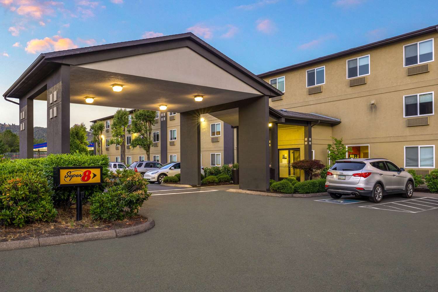 Super 8 By Wyndham Roseburg 27/33