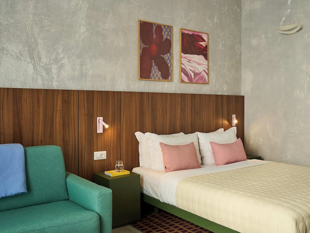 Studio, Queen Bed, 2 Sofa, Sofa, Kitchenette, Xl