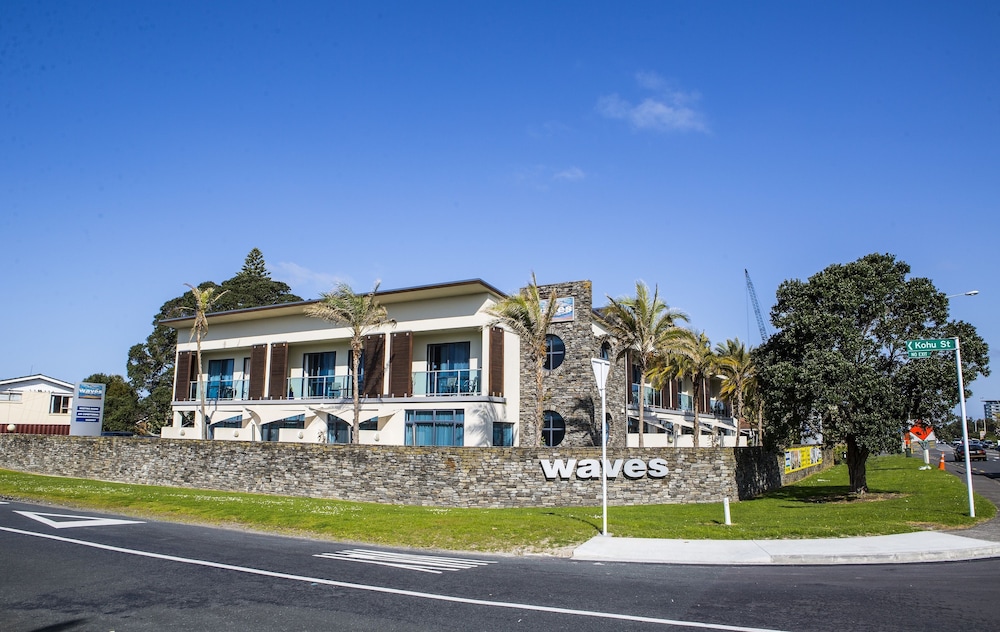 Waves Motel 4/46
