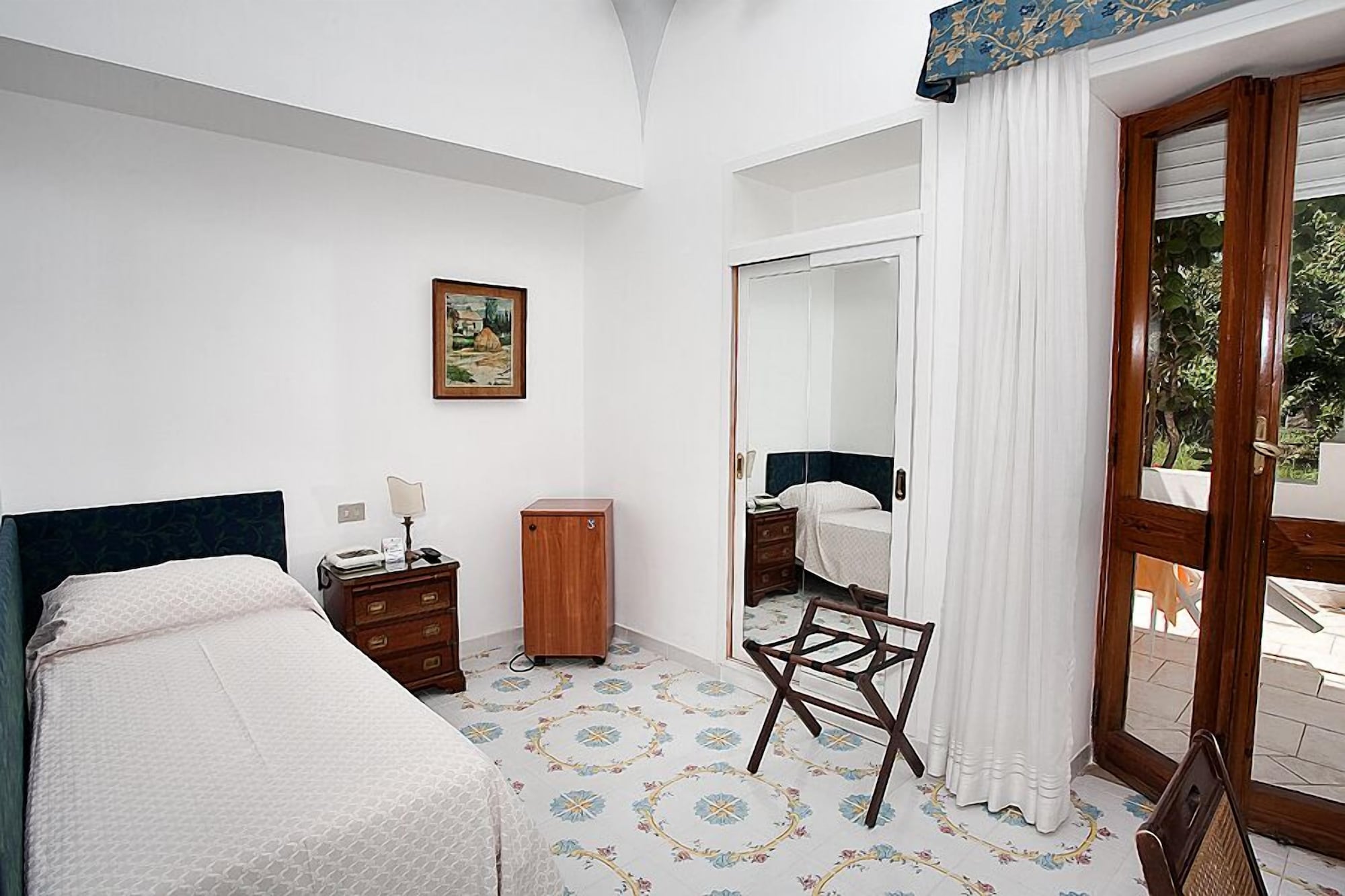 ROOM, SINGLE