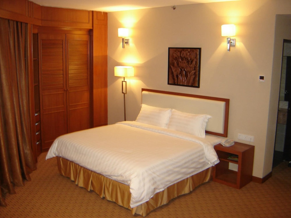 The Tres Hotel 23/67