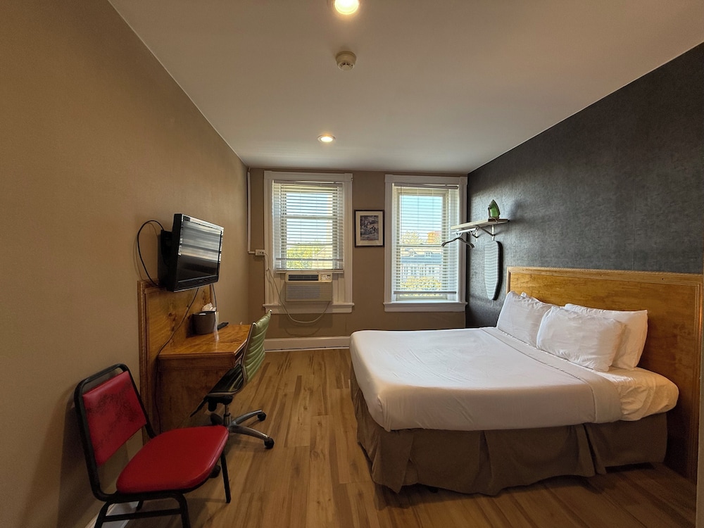 The Baron Hotel 19/50