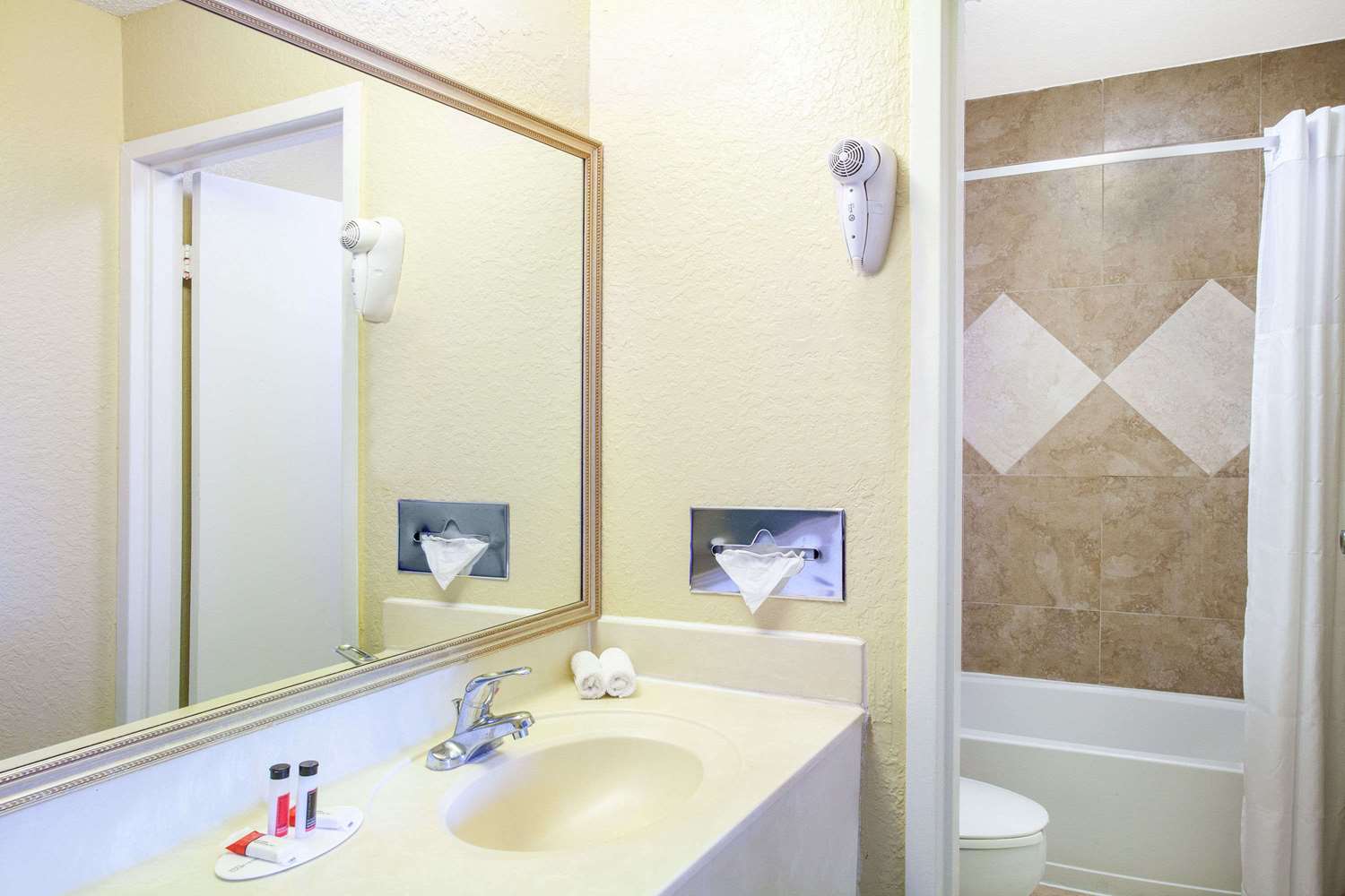 Days Inn By Wyndham Orlando Downtown 7/9