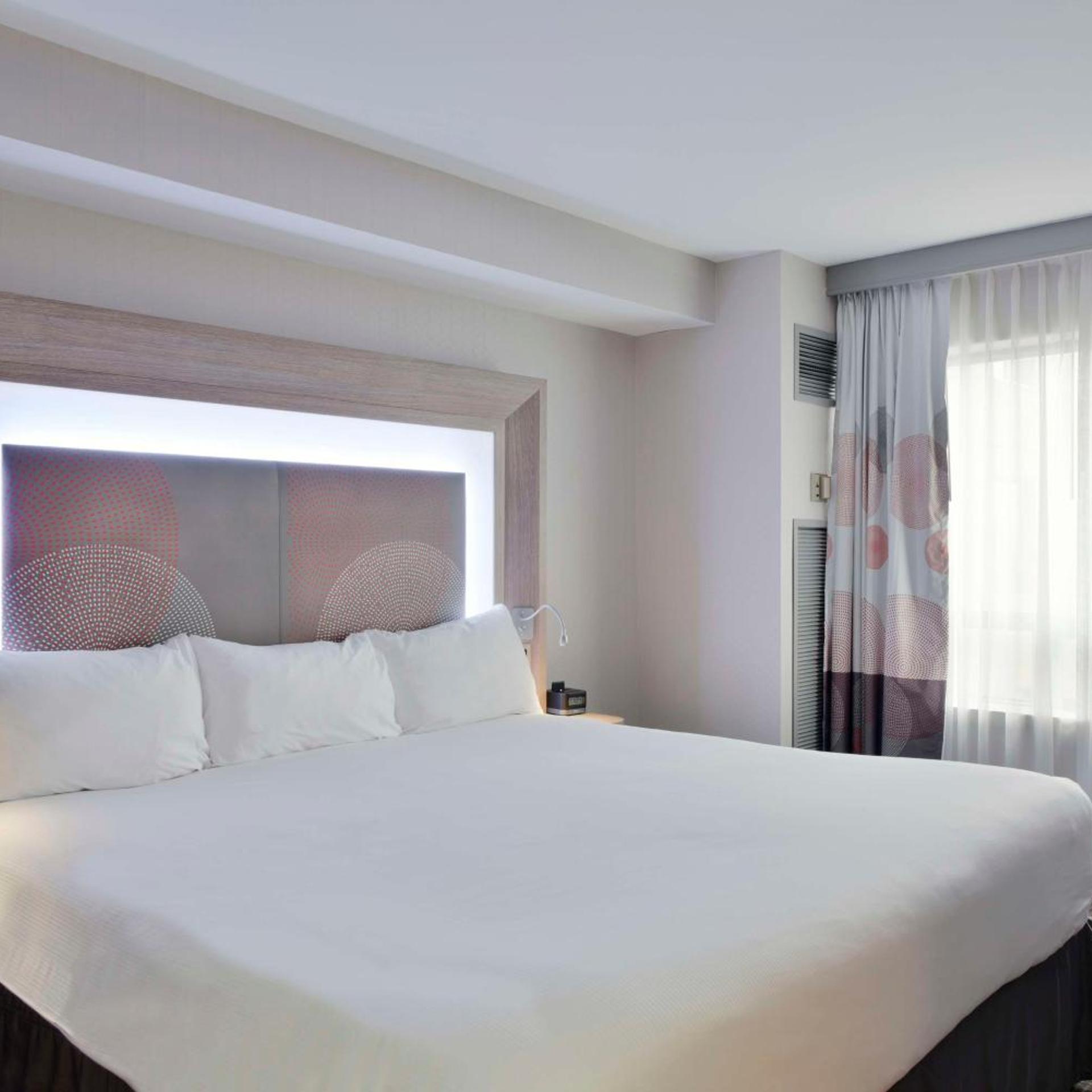 ROOM, KING BED