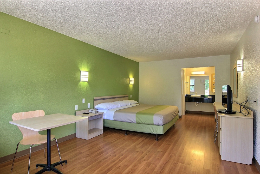 Motel6 Austin, TX - Central Downtown UT 35/53