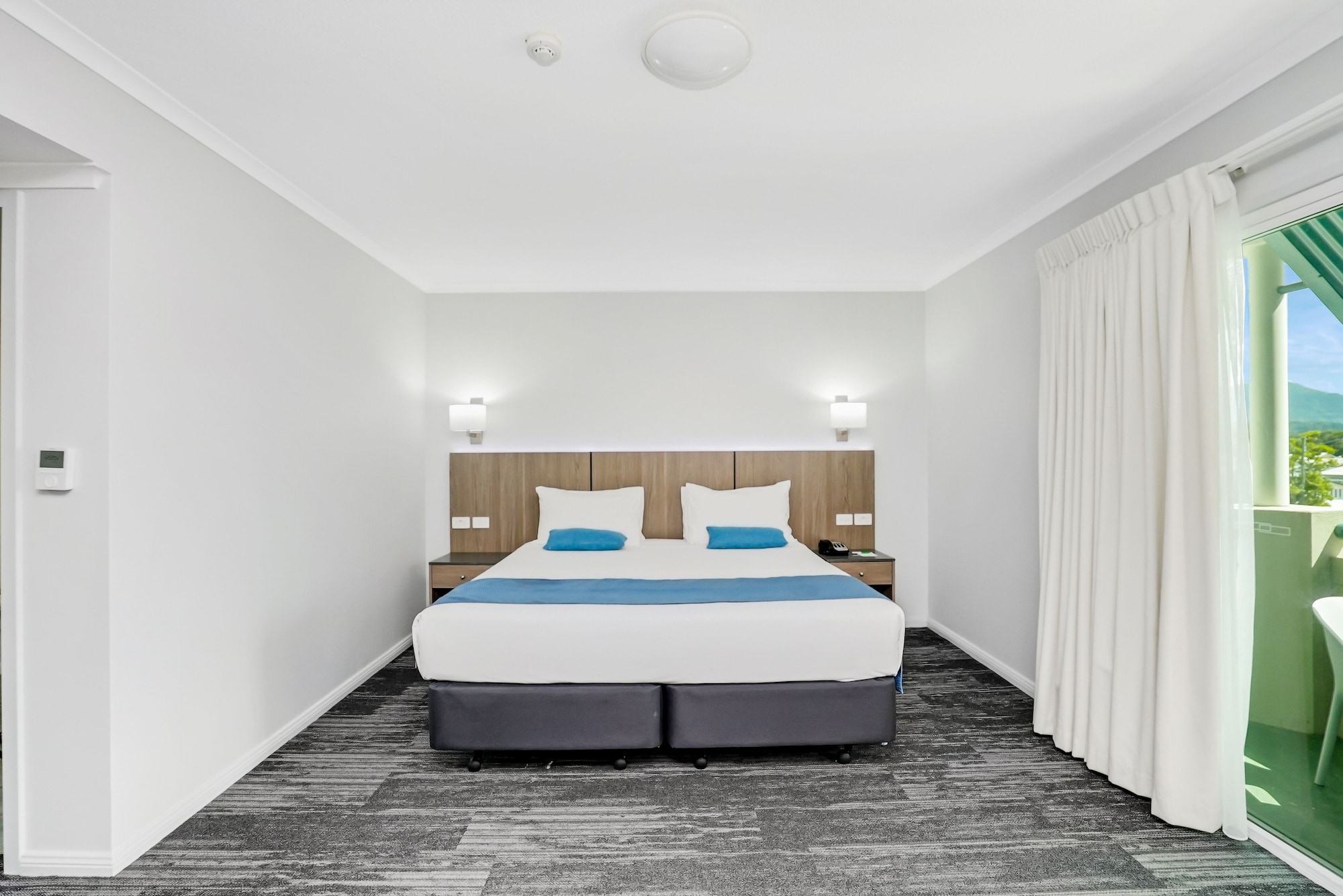 DELUXE, QUEEN BED