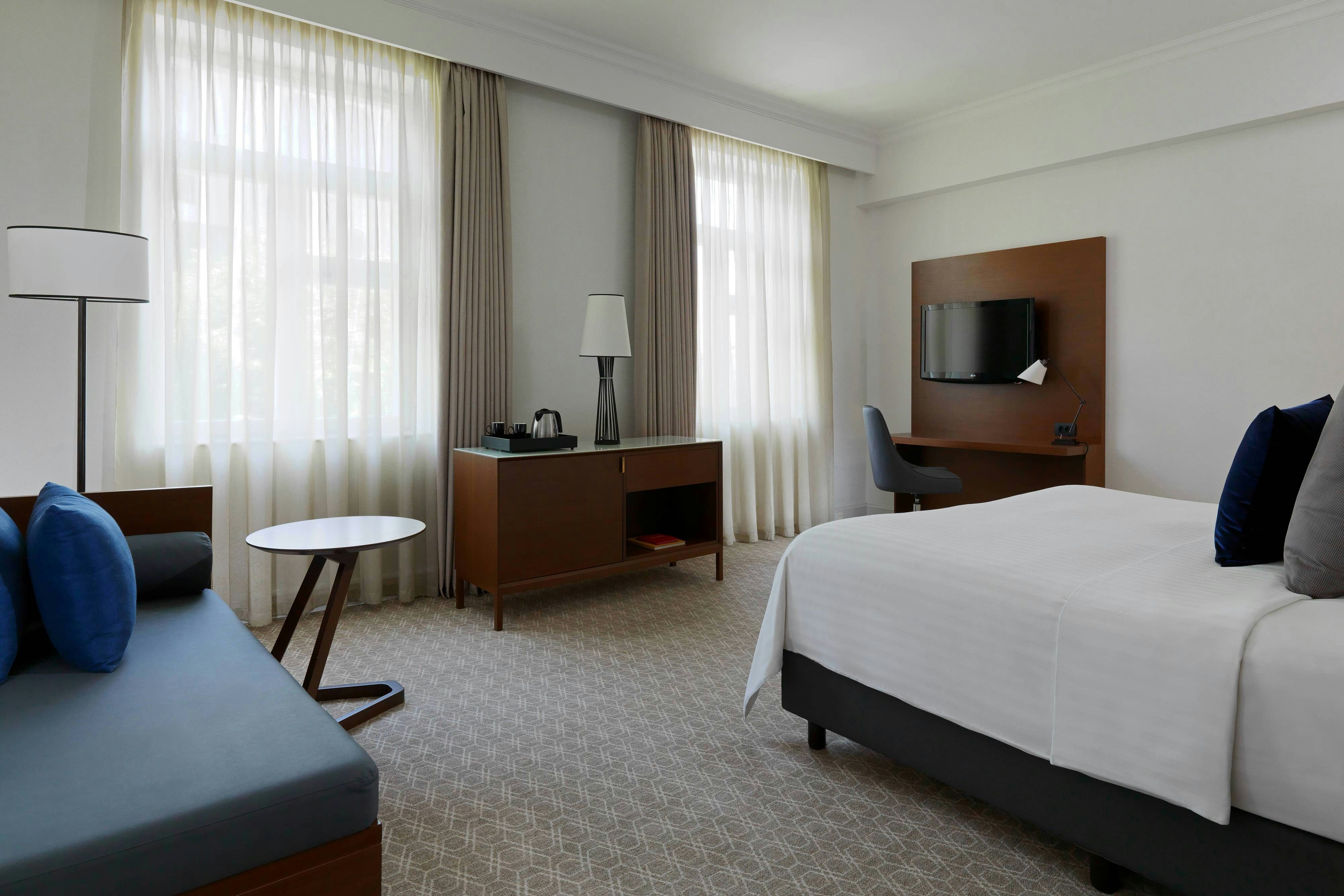 DELUXE ROOM