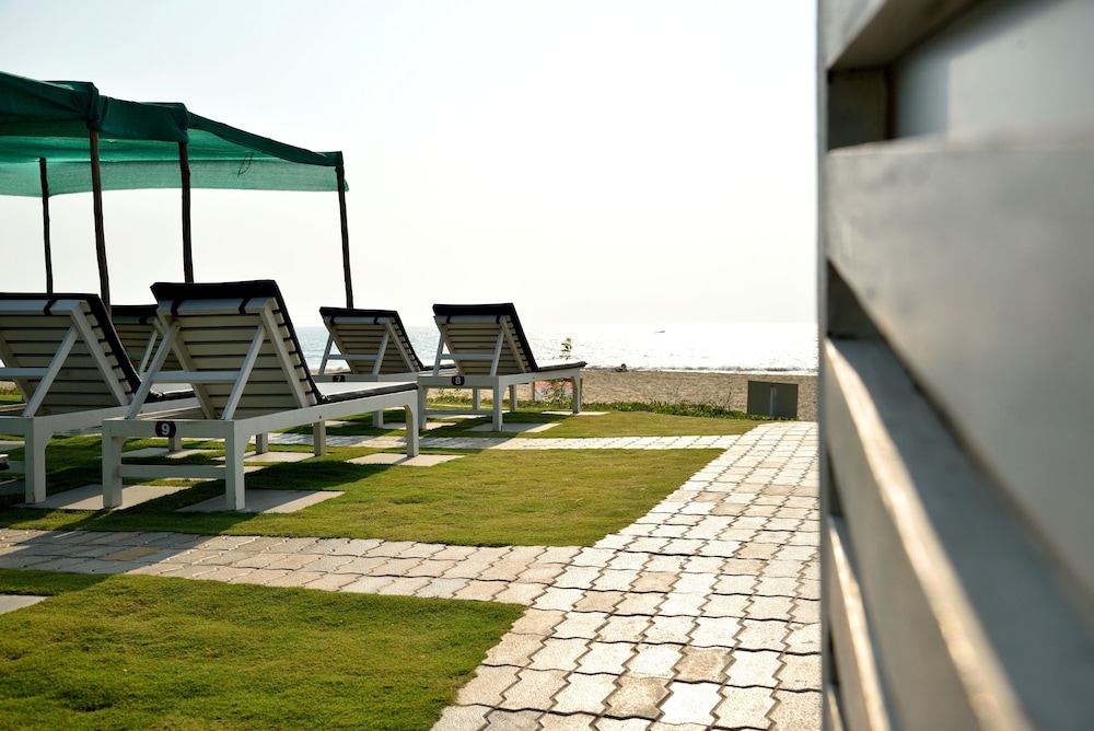 Majestic Beach Comforts 28/33