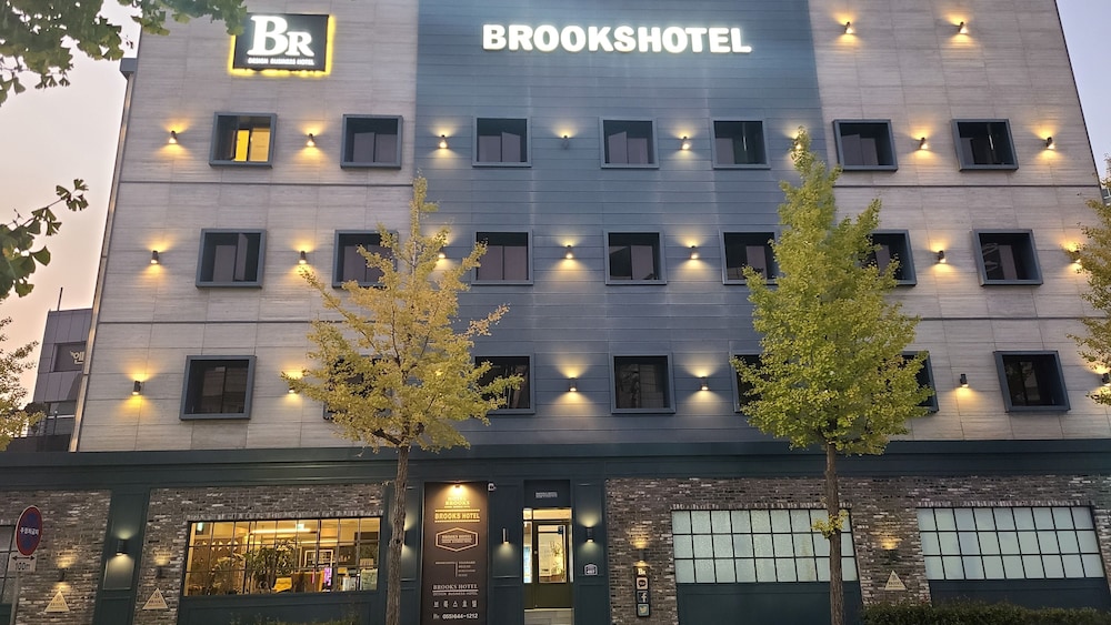 Brooks Hotel 3/50