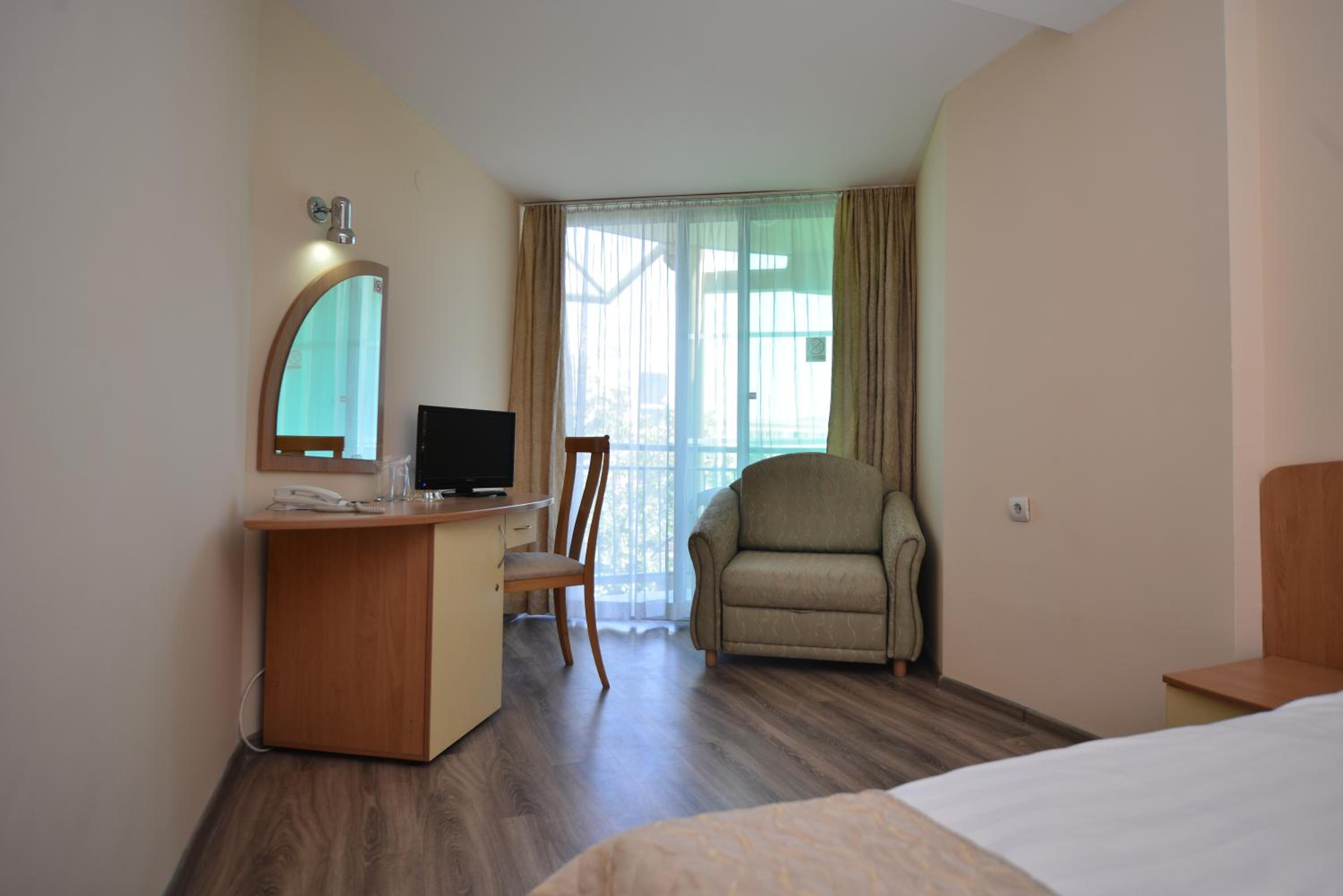 غرفة بسرير مزدوج بشرفة مع أريكة، Diamond Hotel 4/8