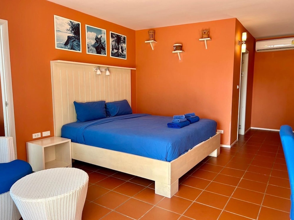 Family, King and Twin Beds, Pool Access