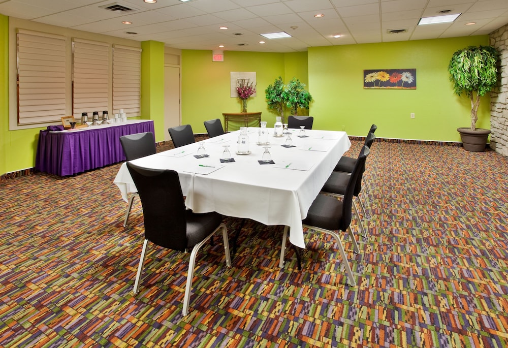 Holiday Inn Manhattan At The Campus 40/44