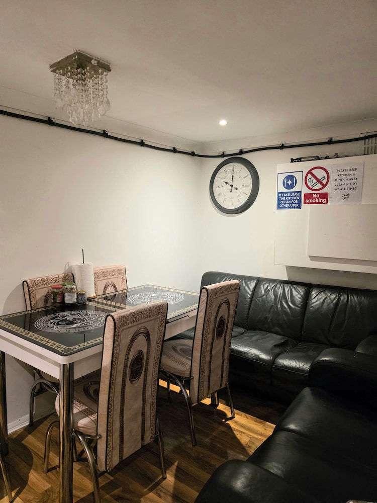 OYO Rayan's Lodge Stratford 25/31