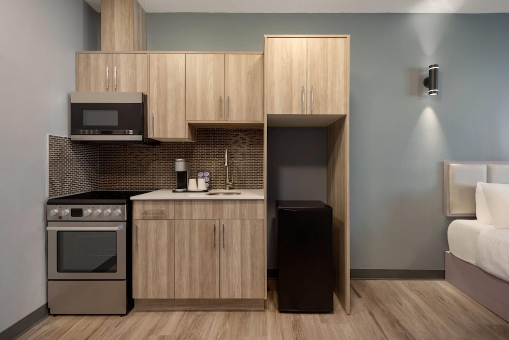 Ramada by Wyndham West Edmonton Hotel & Suites 40/45